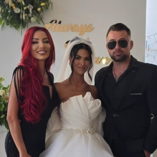 Larisa Martan, cunoscută ca "Ispita Lala", a avut un weekend plin de momente speciale, în care și-a unit destinul cu Radu și a botezat-o pe fiica sa. Evenimentul a fost marcat de prezența unor figuri cunoscute din showbiz, printre care Anamaria Vaida și Claudiu Dragota, ambii participanți la emisiunea „Insula Iubirii”. Potrivit stiridecluj.ro, Anamaria a atras toate privirile la eveniment, fiind adusă la brațul lui Claudiu, ceea ce semnalează faptul că povestea lor de dragoste, începută după filmări, devine tot mai fermă.