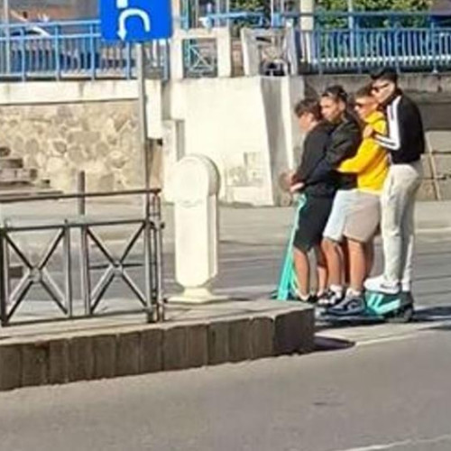 Tineri surprinși circulând nestingheriți pe trotinete electrice în Cluj-Napoca