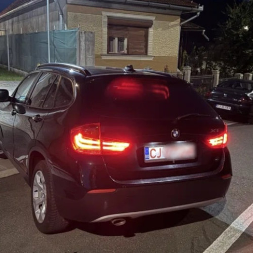 Tanei de pe strada 1 Mai. Doi tineri în vehicul negru le-au urmat și le-au claxonat fetelor de 14 ani, încercând să le oprească pentru a vorbi cu ele, potrivit unei mărturii citate de stiridecluj.ro. Cele două eleve, speriate, nu au oprit, ci au sunat imediat la tatăl uneia dintre ele pentru ajutor. În cele din urmă, bărbații au plecat din zonă, însă părinții își exprimă îngrijorarea în legătură cu astfel de incidente, avertizând asupra riscurilor implicate.