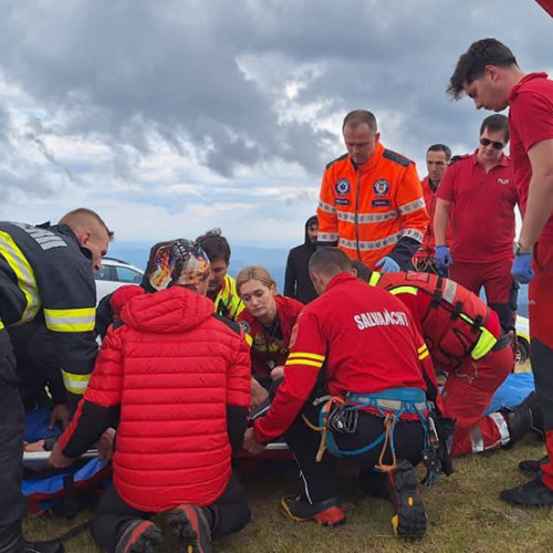 Patru tineri au murit după ce mașina în care se aflau s-a răsturnat în Munții Portareasa, în județul Argeș. Potrivit datelor furnizate de ISU Argeș, autoritățile au fost alertate în comuna Albestii de Muscel, după accident. Timpul dificil de acces a făcut ca echipele de intervenție să fie nevoite să se deplaseze cu vehicule de teren, pentru a ajunge la zona accidentată.