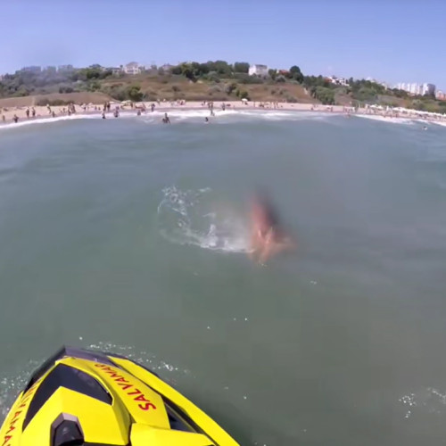 Un turist de 45 de ani s-a îndepărtat prea mult de mal și a început să se obosească, realizând că nu mai poate să revină. Fetița sa de 12 ani a încercat să-l ajute, dar aproape s-au înecat împreună. Salvamarii au intervenit rapid și au reușit să-i salveze, recuperându-i și aducându-i la mal. Potrivit informațiilor, dacă intervenția nu s-ar fi produs la timp, turistul ar fi putut să se înece, notează ziarulamprenta.ro.