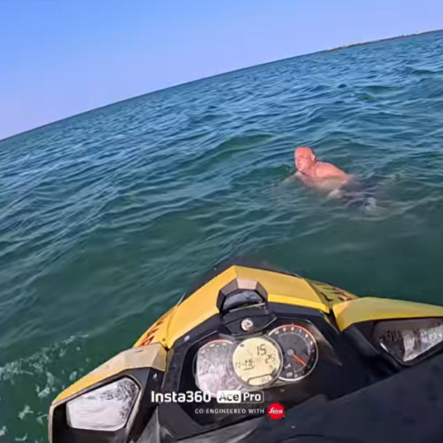 Un turist în vârstă de 45 de ani a fost salvat din apele unei zone de pe litoral, după ce s-a îndepărtat foarte mult de mal și nu a mai avut puterea să revină singur. Fata sa, în vârstă de 12 ani, a încercat să îl ajute, dar a fost pe punctul de a se îneca și ea. Salvamarii au intervenit rapid și i-au recuperat pe amândoi. Bărbatul a fost transportat la mal și primit de echipajul medical, notează ziarulamprenta.ro.