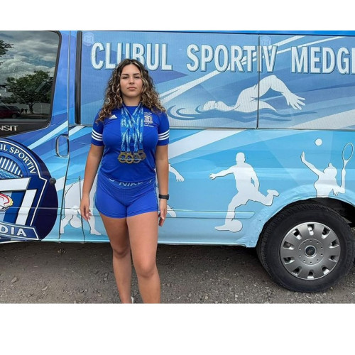 Mihaela Munteanu, o sportivă de excepție de la CS Medgidia, a impresionat la cea de-a șaptea ediție a Cupei Internaționale Delta Dunării, desfășurată în bazinul didactic din Tulcea. Potrivit ziarulamprenta.ro, ea a reușit să câștige două medalii de aur și două de argint, demonstrând o evoluție constantă și o dispută acerbă pentru podium.