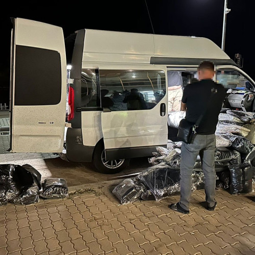 zeci de mii de bunuri contrafăcute, descoperite de polițiștii de frontieră în mai multe controale