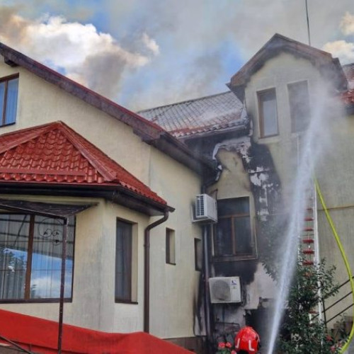 Incendiu la Primăria Petreu, pompierii intervin pentru stingere