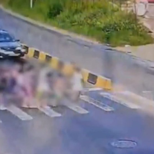 accident grav în apropierea casei: doi copii atingeți de o mașină pe trecerea de pietoni