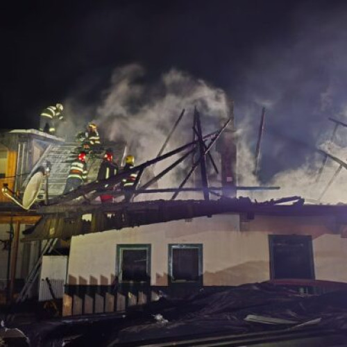 Incendiu violent la Rădăuți, cauzat de un coș de fum deteriorat