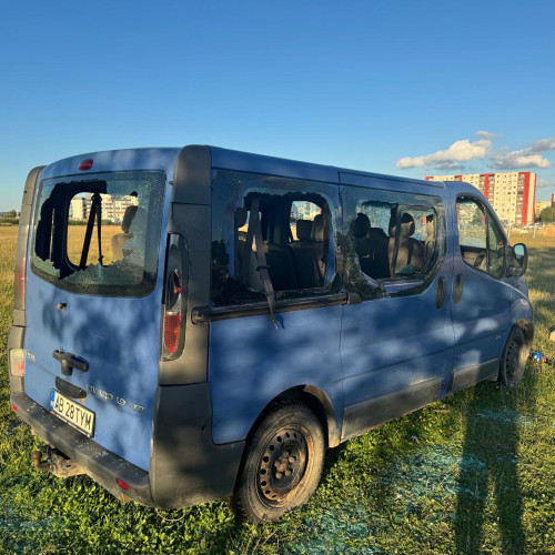 autoturism vandalizat pe un câmp din brașov