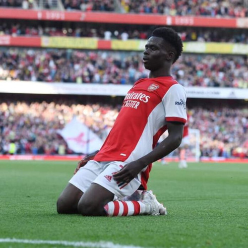 Bukayo Saka, atacantul echipei Arsenal Londra, va fi absent aproximativ patru săptămâni după ce s-a accidentat în timpul meciului cu Leeds United, scor 5-0, din Premier League, disputat sâmbătă. Jucătorul britanic, în vârstă de 23 de ani, a suferit o leziune la ischiogambieri și a fost nevoit să părăsească terenul în repriza a doua, conform informațiilor furnizate de BBC.