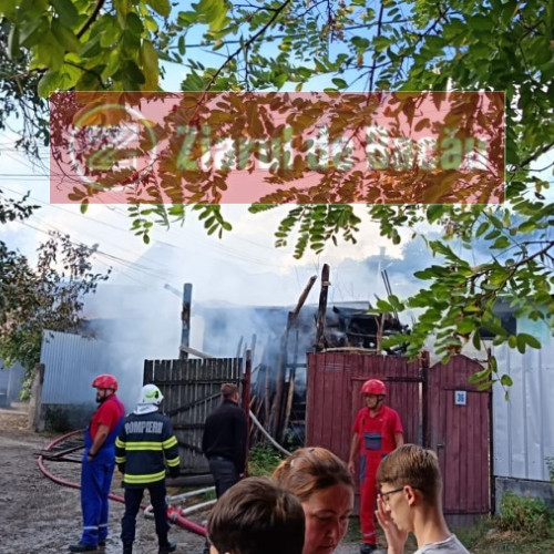 Pompieri din Bacau intervin pentru stingerea unui incendiu în comuna Răcăciuni