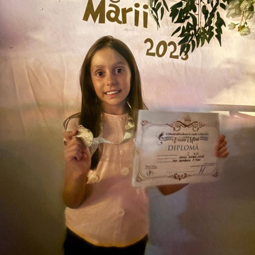 fetiță de 9 ani din Targu Jiu, câștigătoare la festivalul "Vocea Marii"