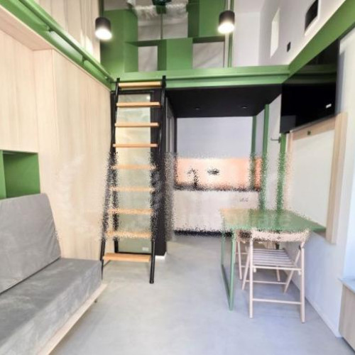 Piata imobiliara din Cluj-Napoca continua sa fie aglomerata, fiind probabil singurul oraș mare unde cererea pentru apartamente a rămas ridicată. Potrivit sursei stiridecluj.ro, preturile nu par să scadă, ci mai degrabă cresc. În zona centrală, prețul pe metru pătrat depășește 5.000 de euro. Un exemplu este un apartament cu o cameră, de doar 13 metri pătrați, scos la vânzare pentru 67.000 de euro.