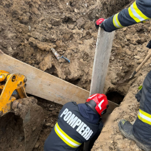 Pompieri din Cluj au salvam検bărbat surprins sub mal de pământ în Coruşu