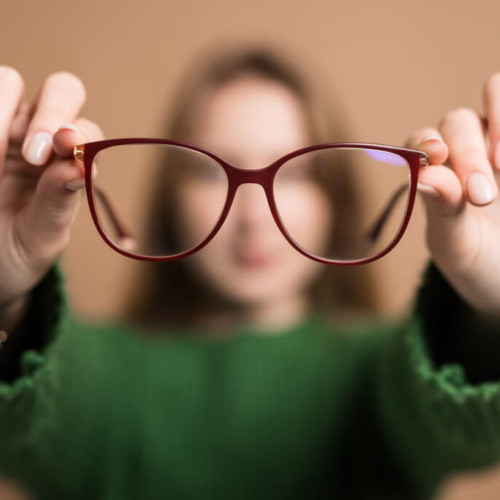 Astigmatismul, o problemă comună de vedere, poate provoca vedere încețoșată, dureri de cap și nevoia constantă de a miji ochii pentru a focaliza. Aceste simptome sunt frecvent ignorate, dar pot indica o eroare de refracție, alături de miopie sau hipermetropie, cunoscute ca afectiuni de vedere. Potrivit specialiștilor de la Dorna Medical, diagnosticarea astigmatismului se poate face simplu în cadrul unui control oftalmologic și poate fi corectată eficient cu metode moderne, îmbunătățind considerabil calitatea vieții pacientului.