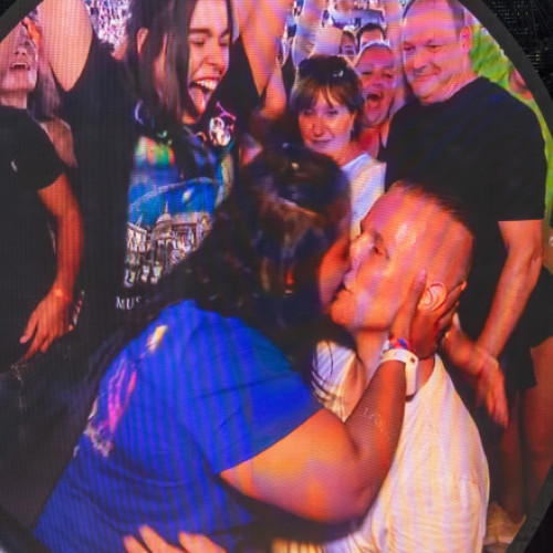 Moment memorabil la concertul Coldplay: un tânăr și-a cerut iubita în căsătorie