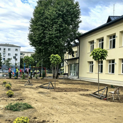 Primarul Târgoviștei, Daniel Cristian Stan, a vizitat astăzi Grădinița cu program prelungit nr. 14, unde lucrările de modernizare sunt aproape finalizate. Edilul a fost prezent pentru a verifica ultimele amenajări ale curții unității de învățământ, care urmează să își reia activitatea la data de 8 septembrie, potrivit postării sale pe rețelele sociale.