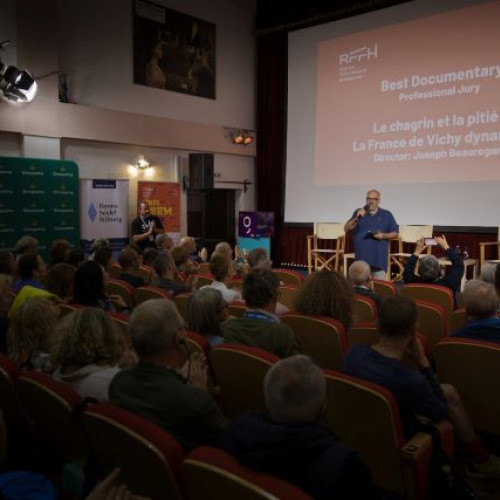 festivalul de film și istorie rasnov (ffir) 2025 s-a încheiat cu succes, aducând în orașe precum Râșnov, Brașov, Feldioara și Codlea sute de spectatori și invitați. Timp de două săptămâni, între 8 și 24 august, evenimentul a oferit peste 50 de proiecții de film documentar, 19 dezbateri și conferințe, 20 de concerte, spectacole de teatru, evenimente speciale și Scoala de Vară Astra.