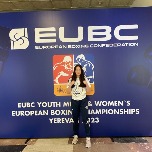 Amalia Maria Nita, tânăra campioană la box din Constanța, recunoaște că drumul său spre performanță a fost plin de sacrificii, dar și de multă pasiune. În vârstă de 19 ani, sportiva de la CSM Constanța a fost recent desemnată cea mai bună sportivă europeană pentru performanțele sale consecutive, inclusiv câștigarea a patru titluri europene și obținerea locului 5 la Campionatul Mondial din primul său an la categoria seniori.