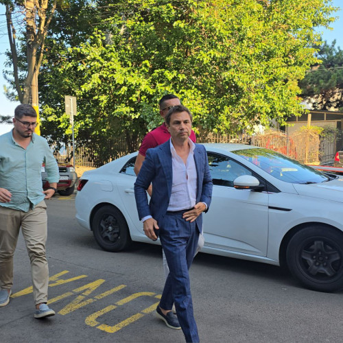 Curtea de Apel Constanța va judeca contestatia procurorilor DNA impotriva deciziei Tribunalului Constanta, care recent a respins solicitarea de arestare a primarului Cristian Radu. Momentan, edilul din Mangalia se afla sub control judiciar, fiind obligat prin decizie sa respecte mai multe reguli, precum restrictia de a nu iesi din judetul Constanta fara aprobare, purtarea unui dispozitiv electronic de supraveghere si interdictia de a comunica cu anumite persoane, printre care si fostul director al Goldterm Mangalia, Dorinel Colgiu.