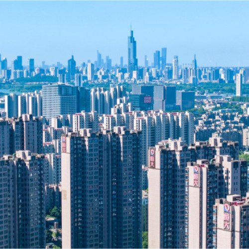 Evergrande, gigantul imobiliar din China, a fost delistat de la bursa din Hong Kong, după mai bine de 15 ani de la debutul pe piață. Potrivit digi24.ro, acest eveniment marchează un moment considerat sumbru, fiind descris de experți ca &quot;fără cale de întoarcere&quot; pentru compania care cândva era cea mai mare firmă imobiliară din țară, cu o valoare de peste 50 de miliarde de dolari.