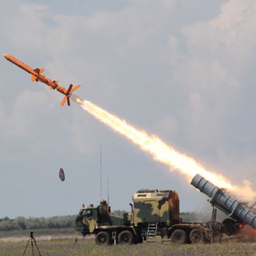 Ucraina a prezentat o versiune modernizată a rachetei de croazieră Neptune, cu rază lungă de acțiune, capabilă să lovească ținte aflate la până la 1.000 de kilometri distanță, relatează Digi24.ro. Inițial, racheta Neptune era o armă antinavă lansată de pe uscat, produsă în Ucraina, având o rază maximă de 300 de kilometri. În aprilie 2022, această rachetă a fost folosită pentru a scufunda nava amiral a Rusiei din Marea Neagră, Moskva.