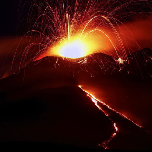Vulcanul Etna a erupt din nou pe insula Sicilia