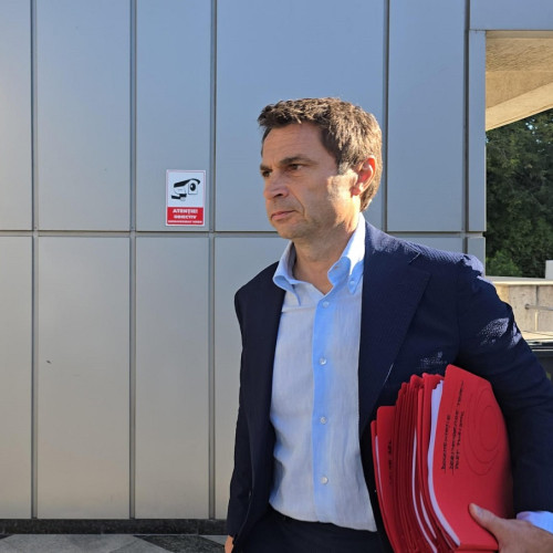 Primarul din Mangalia, Cristian Radu, se află în lumina reflectoarelor după ce a ajuns la Curtea de Apel Constanța, unde judecătorii urmează să deciză dacă vor schimba măsura de control judiciar. Conform surselor, Cristian Radu a ajuns la instanță cu 30 de minute înainte de startul ședinței, programată pentru ora 9.00, fiind întâmpinat de cetățeni din Mangalia.