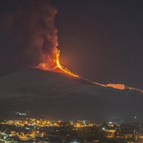 Vulcanul Etna din Sicilia erupe din nou, iar autoritățile au ridicat nivelul de alertă aeriană