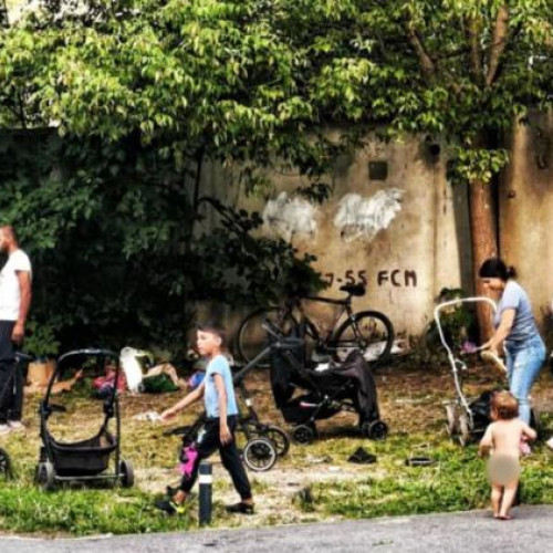 O nouă tabără improvizată a apărut în ultimele zile sub pasajul de pe bulevardul 1 Decembrie din Cluj-Napoca, unde mai multe persoane își duc traiul zilnic. Potrivit unui clujean citat de situl stiridecluj.ro, oamenii încearcă să-și completeze veniturile prin reciclarea peturilor, însă zona s-a transformat rapid într-un loc plin de gunoaie și resturi.