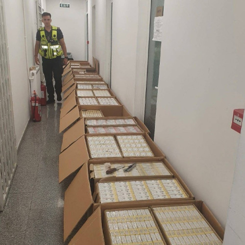 Politisti de frontiera au confiscat aproape 400.000 de țigări nedeclarate într-un microbuz bulgăresc