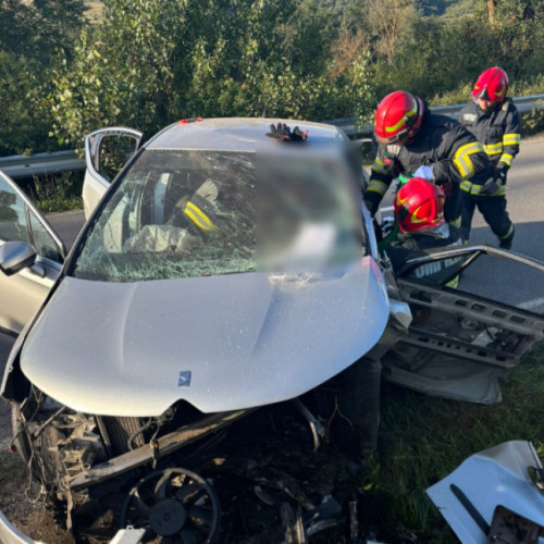 accident rutier între Vultureni și Râșca: tânăr de 20 de ani, blocat în mașină