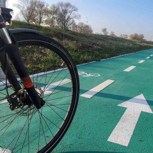 pista de biciclete din fața hypermarketului, folosită ca parcare informală, creează probleme pentru localnici