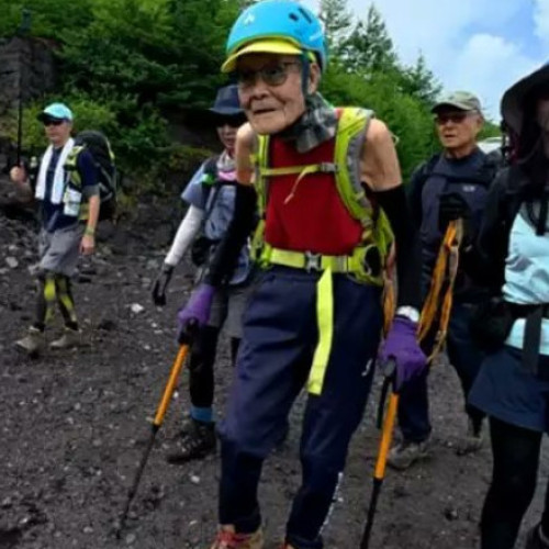 Un japonez de 102 ani a devenit cel mai vârstnic excursist care a ajuns pe vârful Muntelui Fuji