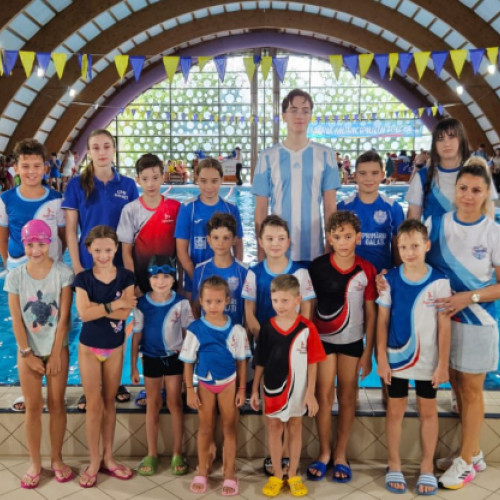 Sportivii galățeni de la CSM și Aqua Sport, pregătiți de Mihaela Hodina și Mihaela Birligea, s-au remarcat la competiția internațională &quot;Natantibus&quot; de la Tulcea, unde au obținut un total de 14 medalii. Potrivit notează viata-libera.ro, elevii acestor cluburi au cucerit 2 medalii de aur, 4 de argint și 8 de bronz.