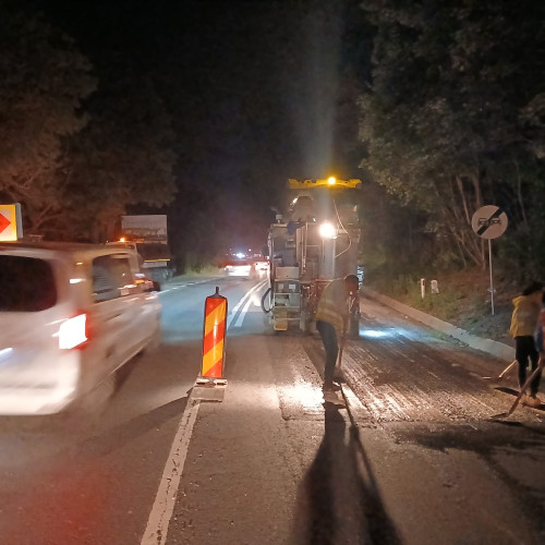 Drumarii brașoveni efectuează lucrări de asfaltare pe timp de noapte pe DN 1