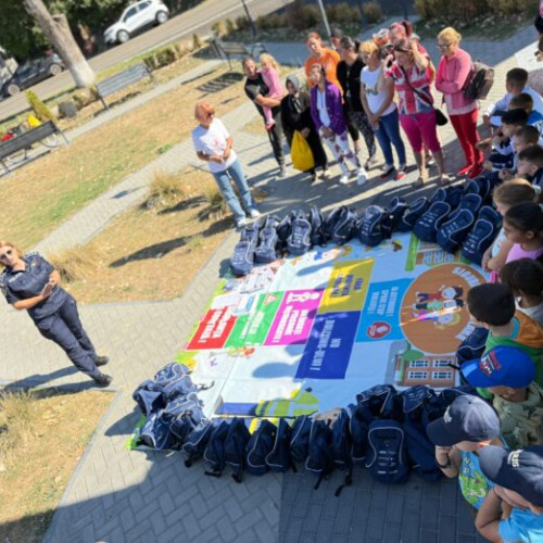 Polițiști din Vrancea oferă ghiozdane pline de surprize elevilor din comunele Vârtești și Maicanesti