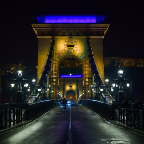 Ungaria critică decizia primarului Budapestei de a ilumina un pod emblematic în culorile Ucrainei