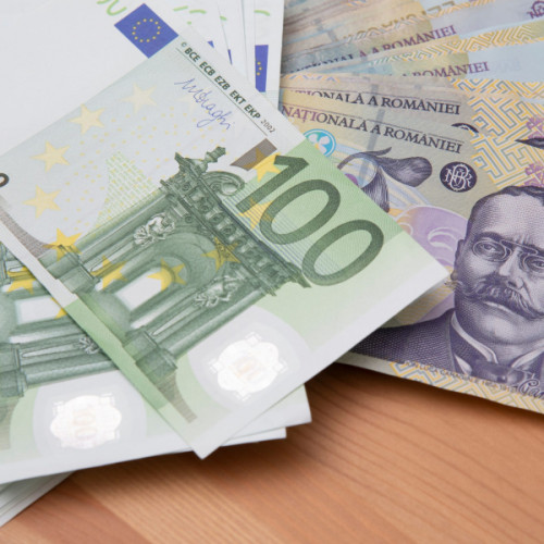 decizii politice și fluctuații valutare afectează leul și piețele internaționale