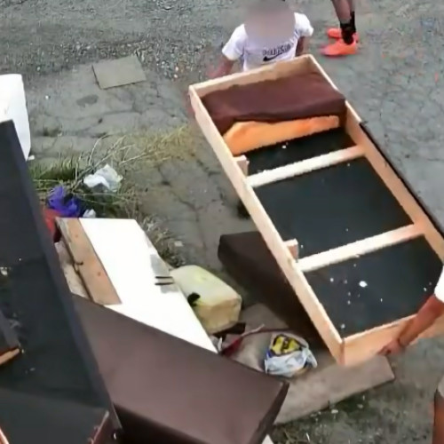 Clujeni surprinși de camerele de supraveghere transformă punctele de colectare în depozite de mobilă și electrocasnice