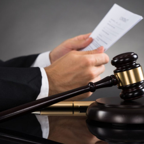 Partidele din coaliția de guvernare au căzut de acord asupra pachetului de măsuri fiscale pentru reducerea deficitului bugetar, după o ședință desfășurată marți seara. Unul dintre cele mai controversate subiecte este pensia magistraților, aceștia avertizând că vor intra în grevă dacă guvernul nu va retrage această componentă din proiectul de lege. Potrivit Digi24, surse politice au dezvăluit că partidele de guvernare au venit cu o altă formulă de calcul pentru pensiile magistraților. Varianta aprobată în ședința de marți seara prevede ca pensiile acestora să fie limitate la 75% din ultimul salariu net încasat în activitate, față de 70% în varianta inițială.