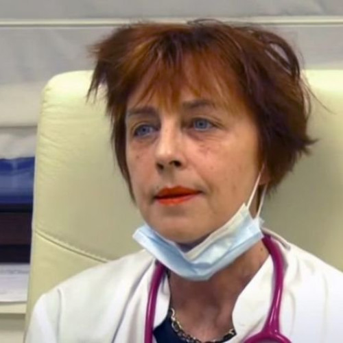 Medicul orădean Flavia Grosan, implicată într-un nou scandal public, a susținut pe Facebook că un tânăr nevaccinat ar fi prezentat simptome grave după o relație intimă cu o femeie vaccinată. Potrivit acesteia, transferul proteinelor spike de la persoanele vaccinate către nevaccinați s-ar putea realiza prin contact fizic și fluide corporale. Această teorie a fost considerată de specialiști drept dezinformare și fake news medical.