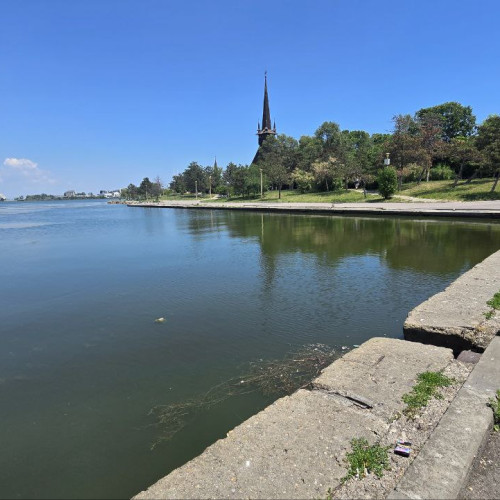 Reabilitarea malurilor lacului Tabacarie, un proiect important pentru Constanța, are în vedere refacerea spațiului verde și consolidarea zonei, care s-au deteriorat în ultimii ani. Potrivit ziarulamprenta.ro, malurile și lacul, fiind un punct de relaxare și turism, au fost neglijate timp de 45 de ani, iar acum starea lor se înrăutățește, cu gurile de scurgere sparte, balustrade ruginite și dale dislocate.