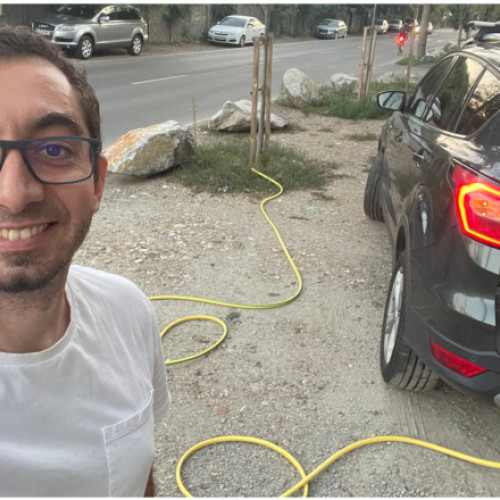 Tineri din Timișoara pornesc campanie de udare a copacilor pentru un oraș mai verde