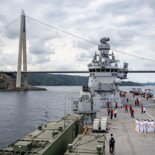 Turcia face pași importanți în dezvoltarea forței sale navale cu construcția primului portavion de mare tonaj, potrivit unor surse din domeniu. Comandantul șantierului naval din Istanbul a anunțat că procesul de construire a navei, denumită provizoriu &quot;Mugem&quot;, a început oficial. Contraamiralul Recep Erdinc Yetkin a menționat că nava va fi finalizată înainte de termen.