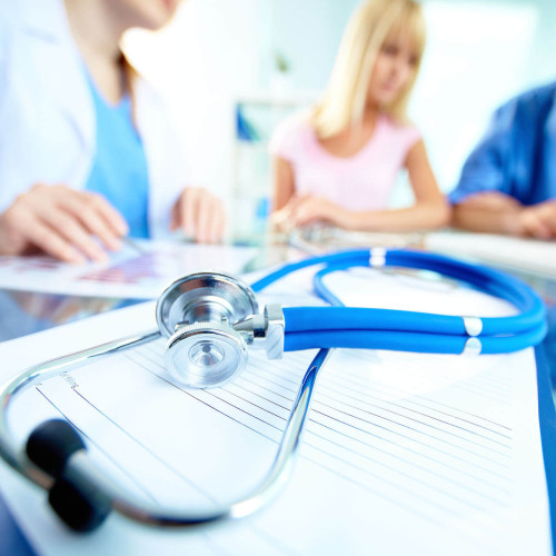 Medici angajați în spitalele publice vor avea prioritate în contractele cu Casa Națională de Asigurări de Sănătate