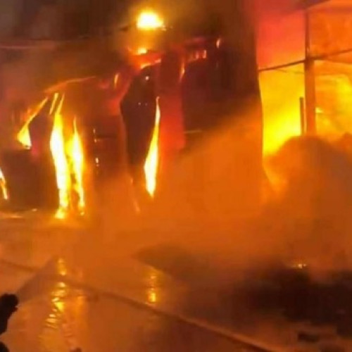 Incendiu major la complexul comercial Dragonul Roșu din București