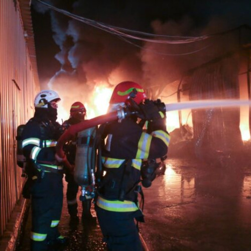 Incendiu major în complexul Dragonul Roșu, peste 300 de pompieri au intervenit
