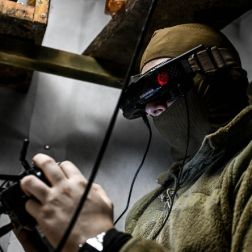 batalionul 413 Raid al forțelor sistemelor fără pilot, de la începutul lunii august, a distrus peste 100 de vehicule militare rusești pe frontul din Novopavlivka, anunță comandamentul pe Facebook. Potrivit Ukrinform, operatorii batalionului au lovit atât vehicule ușoare, cât și grele, în sectorul respectiv. Comanda menționează că unul dintre atacuri a fost considerat &quot;o lovitură unică, una la un milion&quot;.