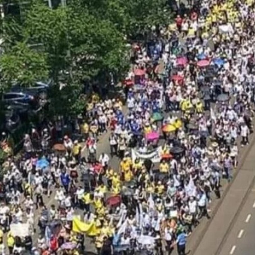 Liderii confederațiilor sindicale își păstrează funcțiile de conducere pentru mai multe mandate, datorită unor reguli stabilite în statutul organizațiilor pe care le conduc. Structura sindicală din România este piramidală, iar liderii pe care îi vedem frecvent la televiziuni sunt aleși de către liderii organizațiilor sindicale mai mici.