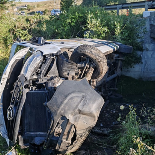 Accident rutier la Izvoru Crișului: autoutilitară răsturnată în afara drumului